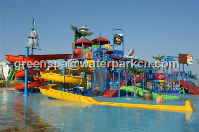 As corrediças gigantes do parque do Aqua/parque da água integraram o passeio do divertimento com corrediça de N