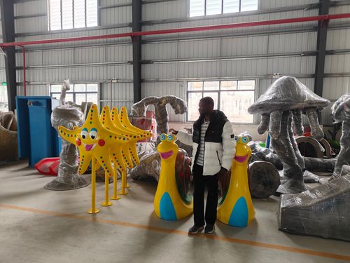Latest company news about Representantes do empreiteiro de resorts africanos visitaram a oficina de produção da nossa fábrica para inspecionar o processo de fabricação do tobogan.