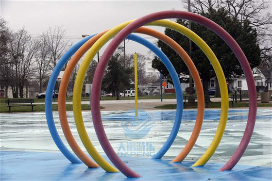 As crianças molham anéis da água do parque pulverizam os brinquedos, 4 partes como um grupo
