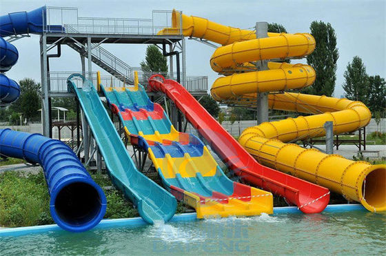 A corrediça de água da piscina de Craiova ajusta corrediças enormes do parque da água da fibra de vidro