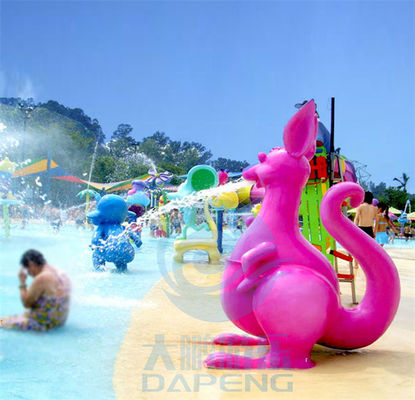 As crianças da zona da família do parque temático da água pulverizam o jato roxo do canguru dos jogos do parque