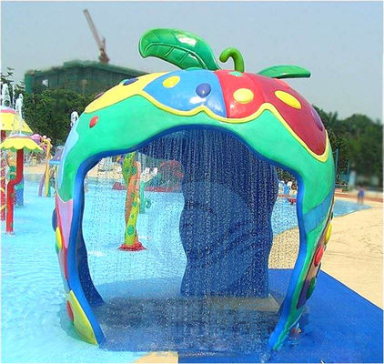As fontes e as cachoeiras da piscina de Apple molham a fibra de vidro da casa para crianças
