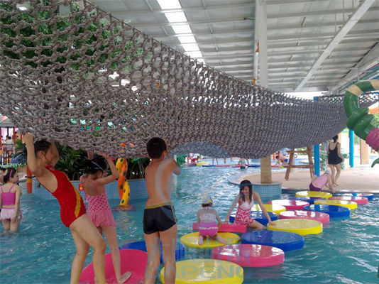 Rio do parque da água e ponte de flutuação preguiçosos da piscina com rede de escalada
