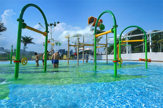 Parque exterior comercial e da casa do pulverizador, cachoeira constante do vapor da zona de respingo