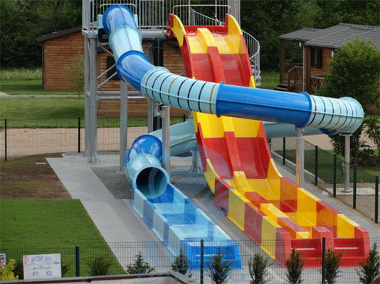 Arco-íris incluido espiral da corrediça de água que compete a corrediça da associação com efeito da luz conduzido