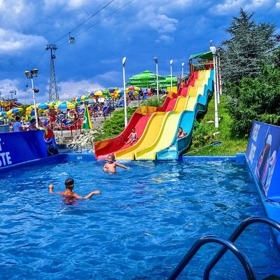 ODM Parque de diversões aquático exterior grande piscina de verão Fibra de vidro Rainbow Slide Para Crianças