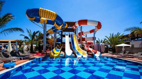 Parque aquático Jogos aquáticos de verão Piscina de água brinquedo de fibra de vidro escorrega para crianças