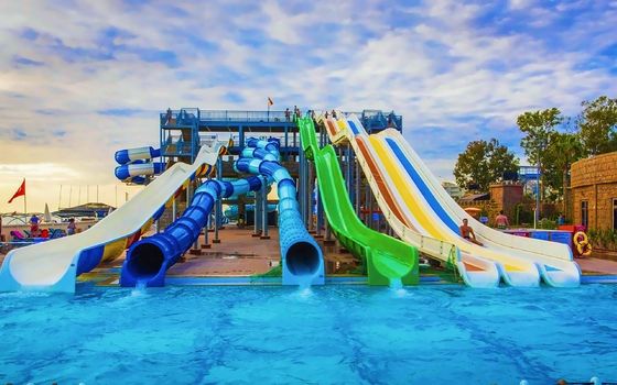 OEM Parque Aquático Jogos Aquáticos Jogos infantis Desportos Passeios de diversão Deslizamentos de piscina em espiral