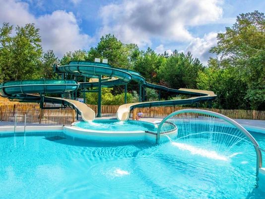 Piscina comercial ao ar livre com tubo de fibra de vidro em espiral