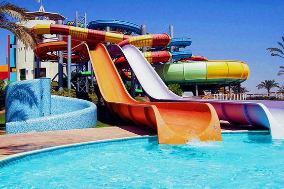Parque aquático ao ar livre Jogos de crianças adultos Equipamento desportivo Fibra de vidro Deslizamento espiral Para crianças