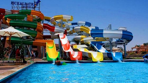 Jogos para crianças ao ar livre Piscina Água Tubos de fibra de vidro Slide espiral