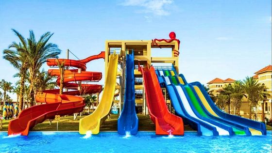 Jogos aquáticos Parque de diversões Slide espiral de fibra de vidro Para crianças Piscina