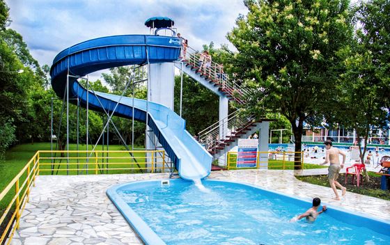 Parque aquático equipamento de piscina de brinquedos deslizamento de fibra de vidro de 3-5m de altura para crianças