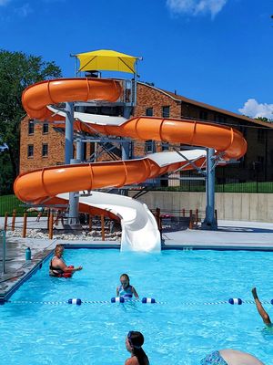 Parque aquático comercial Jogo de entretenimento aquático Laranja Espiral Single Slide Para Adultos