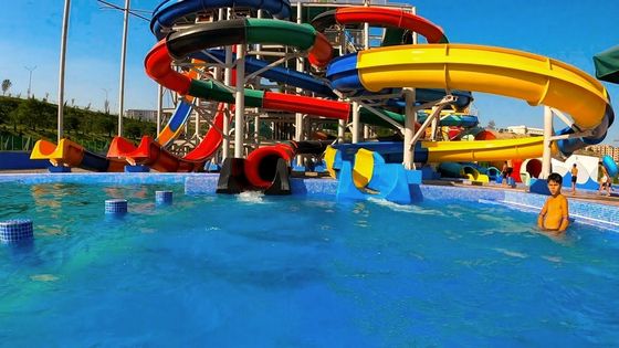 Equipamento para piscinas Deslizamento em espiral pequeno para recreio comercial ao ar livre