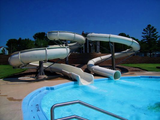 Parque aquático ao ar livre piscina deslizamento emocionante para adultos