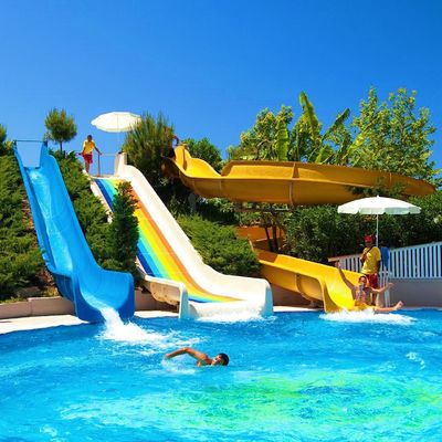 Parque aquático comercial enorme Equipamento da piscina Design de slide de fibra de vidro