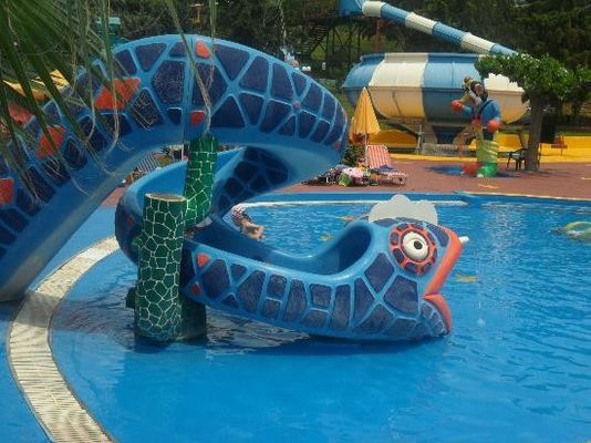 Parque de diversões aquáticos ao ar livre Área de jogos Carnavais Brinquedos aquáticos Serpente Fibra de vidro Slide aquático