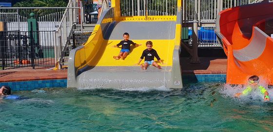 Casa acima da piscina Fibra de vidro escorrega de água para crianças Jogos aquáticos