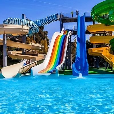 Crianças na piscina de solo Ride Fibra de vidro escorrega de água para o parque aquático