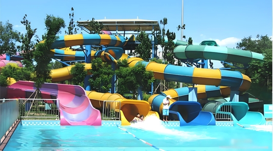 Bom preço. 2025 Nova Escorregadeira de Piscina Externa Equipamento de Brincadeira Aquática em Fibra de Vidro Design Personalizado para Adultos on-line