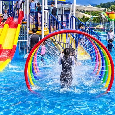 Bom preço. Rainbow Ring Splash Pads Equipamento de brinquedo aquático Fibra de vidro Spray Figura interativa para piscina infantil on-line