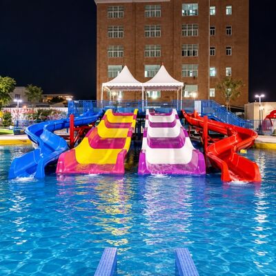qualidade Escorregador aquático de fibra de vidro personalizado para famílias com espessura de 6-10mm para piscinas de resorts Fábrica